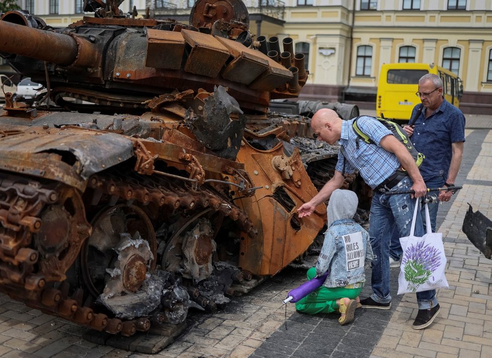 Válka na Ukrajině: Výstava zničených ruských tanků v centru Kyjeva (21.5.2022)
