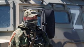 Válka na Ukrajině: Proruské jednotky hlídkující v Bezimeni