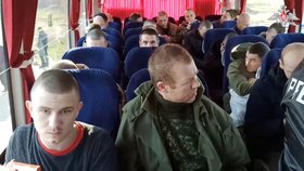 Válka na Ukrajině: Ruští zajatci po výměně s ukrajinskými zajatci (10.4.2023)