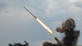 Válka na Ukrajině: Nabíjení raketometů v Charkově (5.8.2022)