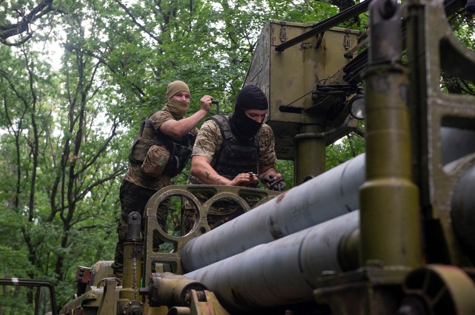 Válka na Ukrajině: Nabíjení raketometů v Charkově (5. 8. 2022)