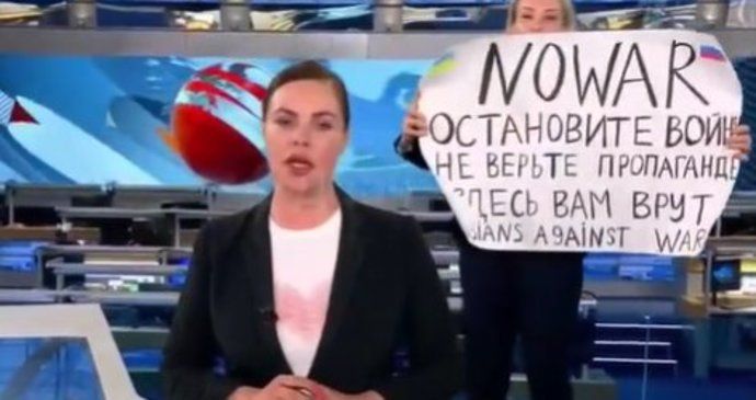 Ruska se postavila Putinovi: Ve státní televizi mávala s nápisem „NE VÁLCE“. Zatkli ji! Co jí vzkázal Zelenskyj?