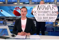 Ruska v televizi mávala nápisem „NE VÁLCE“, dostala pokutu. U soudu mluvila o zločinech