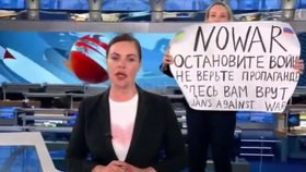 Válka na Ukrajině: Žena protestovala přímo v živém vysílání ruské státní televize (14.3.2022)