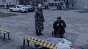 Válka na Ukrajině: Muž truchlící nad tělem své matky v Mariupolu (3. 4. 2022)