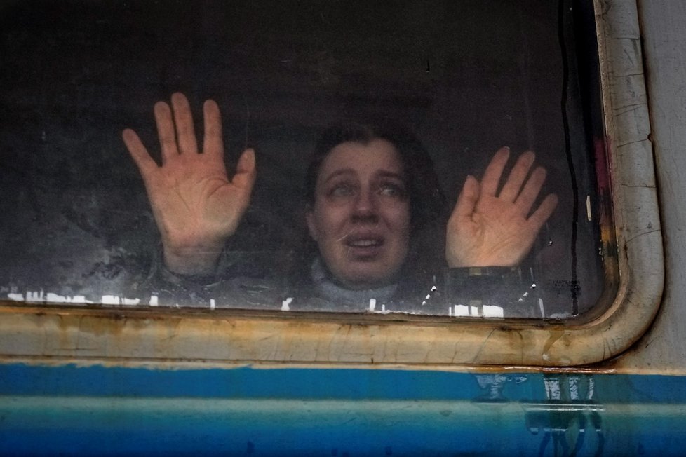 Válka na Ukrajině: Loučení párů na kyjevském nádraží (4.3.2022)