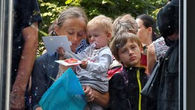 Válka na Ukrajině: Uprchlíci z Melitopolu, na snímku Alena (34) se synem Mironem a dcerou Sabinou (11.8.2022)