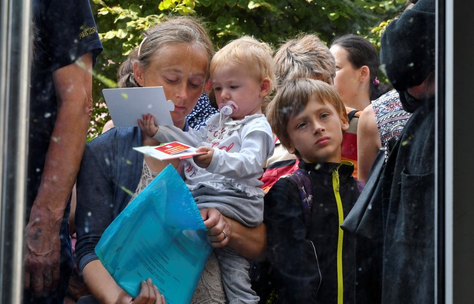 Válka na Ukrajině: Uprchlíci z Melitopolu, na snímku Alena (34) se synem Mironem a dcerou Sabinou (11.8.2022)
