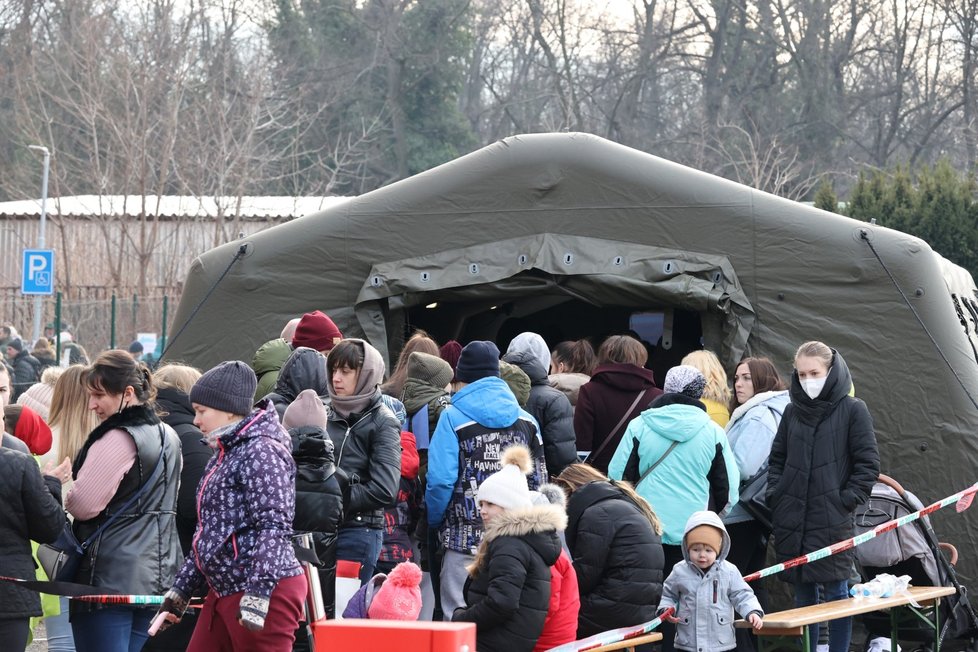 Válka na Ukrajině: Uprchlíci v Praze čekající na vyplnění potřebných dokumentů (2.3.2022)