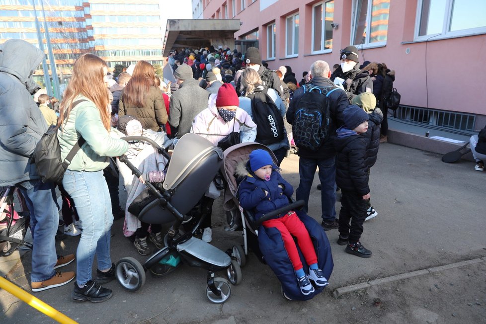 Válka na Ukrajině: Uprchlíci v Praze čekající na vyplnění potřebných dokumentů (2.3.2022)