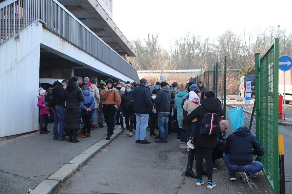 Válka na Ukrajině: Uprchlíci v Praze čekající na vyplnění potřebných dokumentů (2.3.2022)