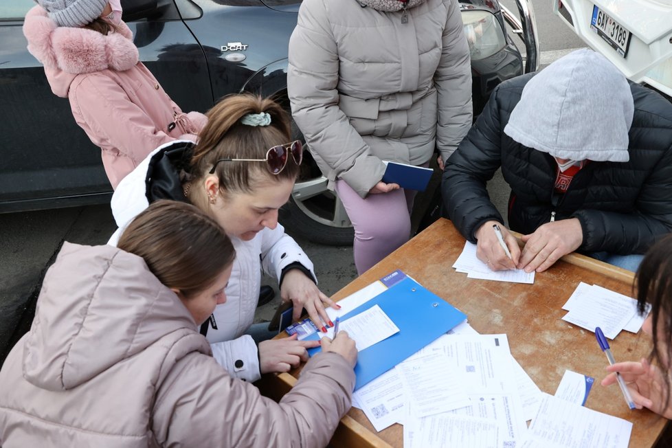 Válka na Ukrajině: Uprchlíci v čekající na vyplnění potřebných dokumentů (2.3.2022)