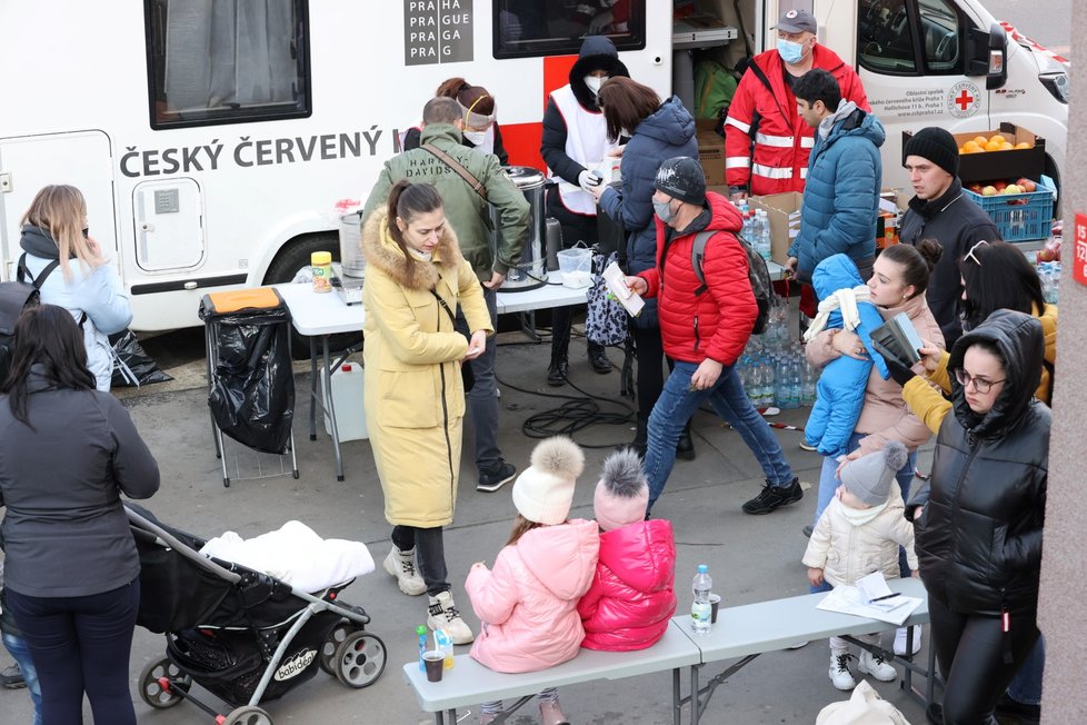 Válka na Ukrajině: Uprchlíci v Praze čekající na vyplnění potřebných dokumentů (2.3.2022)