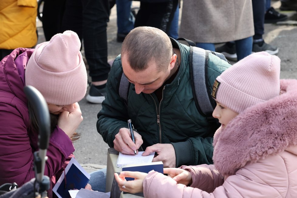 Válka na Ukrajině: Uprchlíci v Praze čekající na vyplnění potřebných dokumentů (2.3.2022)