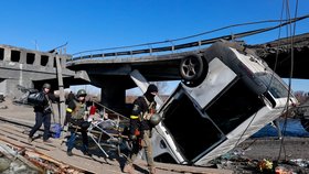 Válka na Ukrajině: Z Irpině proudí civilisté do bezpečí přes zničený most (11.3.2022)
