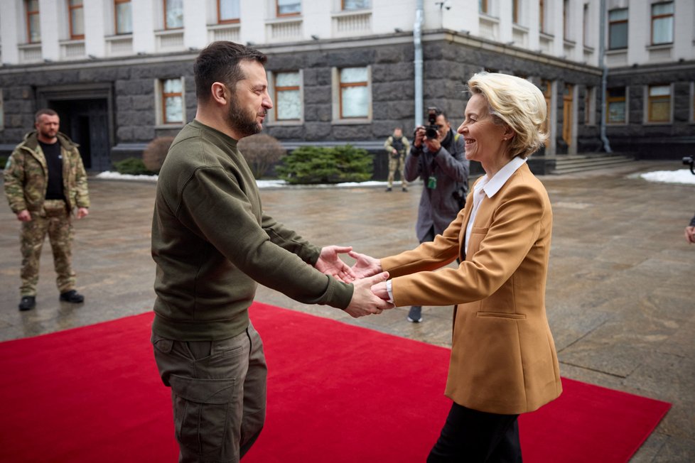 Předsedkyně Evropské komise Ursula von der Leyenová dorazila do Kyjeva. Setkala se s Volodymyrem Zelenským.