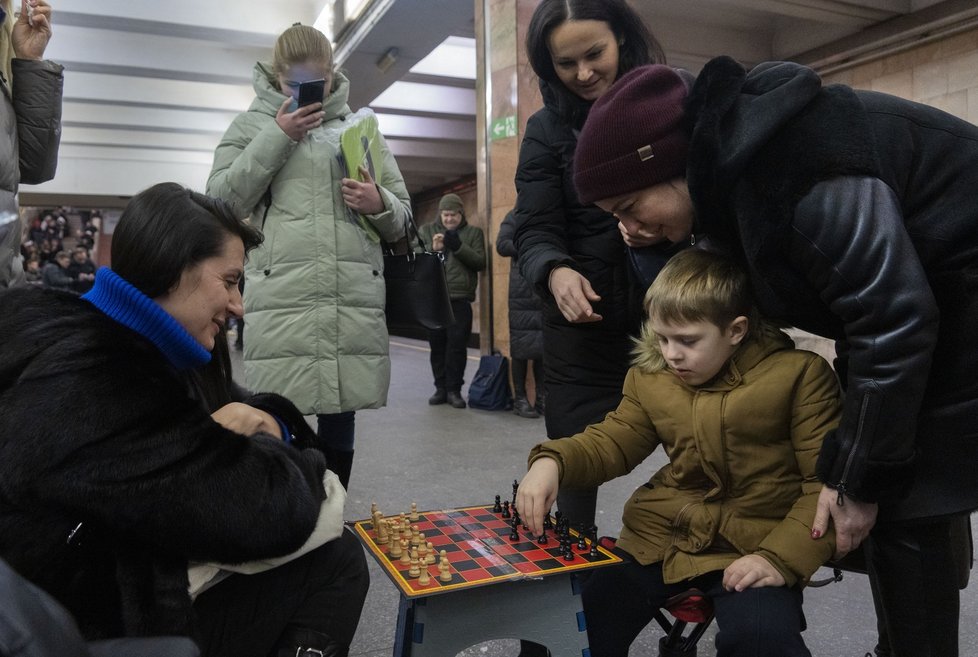 Kyjevané se schovávají před ruskými útoky v metru (10. 2. 2023)