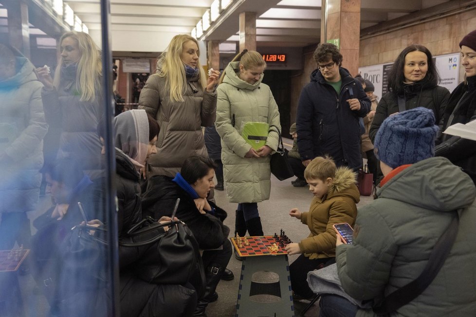 Kyjevané se schovávají před ruskými útoky v metru (10. 2. 2023)