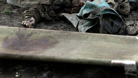 Válka na Ukrajině: Velikonoce ve stínu války - odklízení mrtvých v Bachmutu (9.4.2023