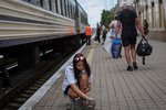 Válka na Ukrajině: Uprchlíci u vlaku, který míří do Lvova (20. 7. 2022).