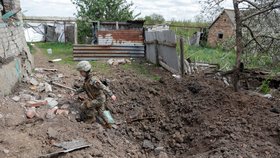 Válka na Ukrajině: V Doněcké republice pokračuje válečný stav. Ukrajinci se schovávají v zákopech (28.4.2022)