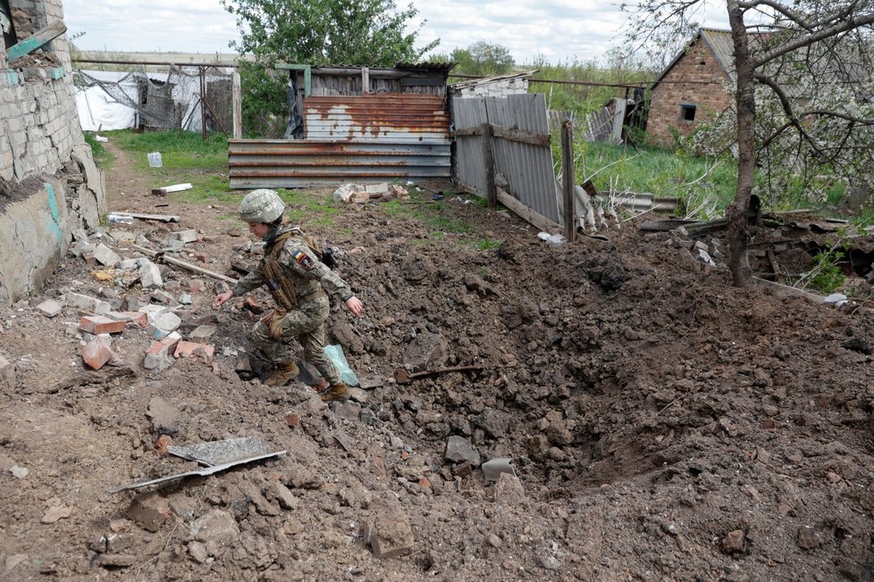 Válka na Ukrajině: V Doněcké republice pokračuje válečný stav. Ukrajinci se schovávají v zákopech. (28.4.2022)