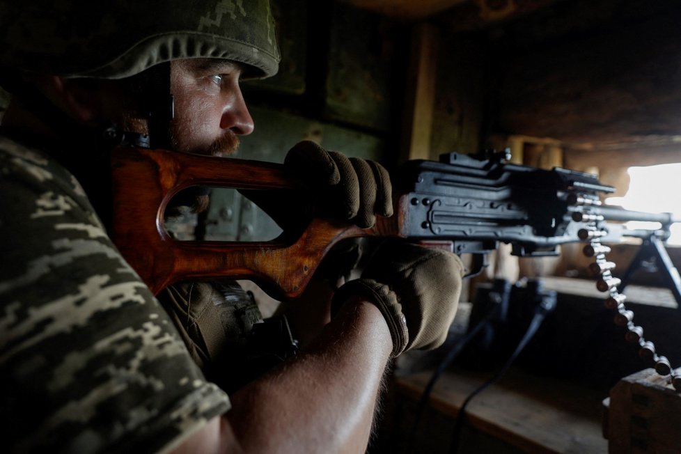 Válka na Ukrajině: V Doněcké republice pokračuje válečný stav. Ukrajinci se schovávají v zákopech. (28.4.2022)