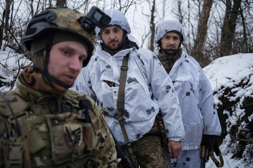 Válka na Ukrajině: Ukrajinští vojáci poblíž města Marjinka v Doněckém regionu