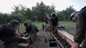 Válka na Ukrajině: Příprava ukrajinských vojáků na ostřelování Rusů (24.8.2022)