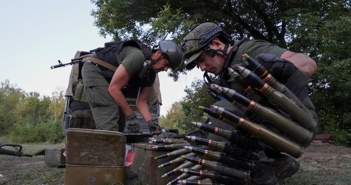 Válka na Ukrajině: Příprava ukrajinských vojáků na ostřelování Rusů (24.8.2022)