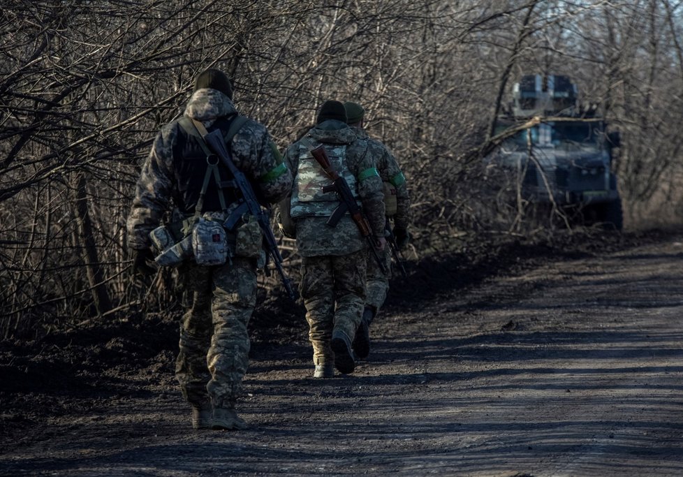Ukrajinští vojácí na frontě u Soledaru