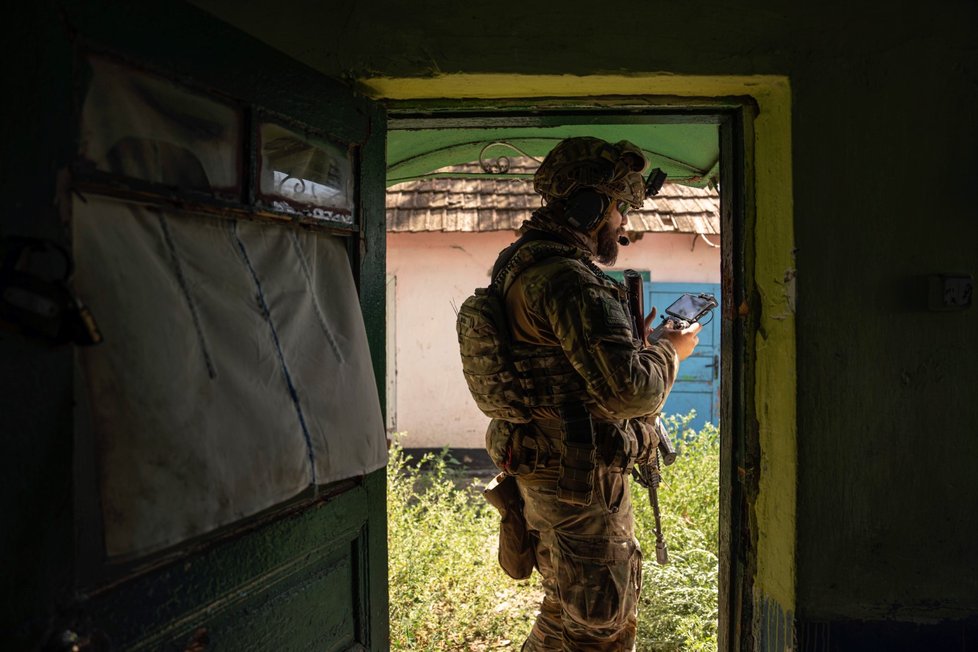 Válka na Ukrajině: Ukrajinský voják ukazuje, jak pracuje s vojenským dronem (8.8.2022).