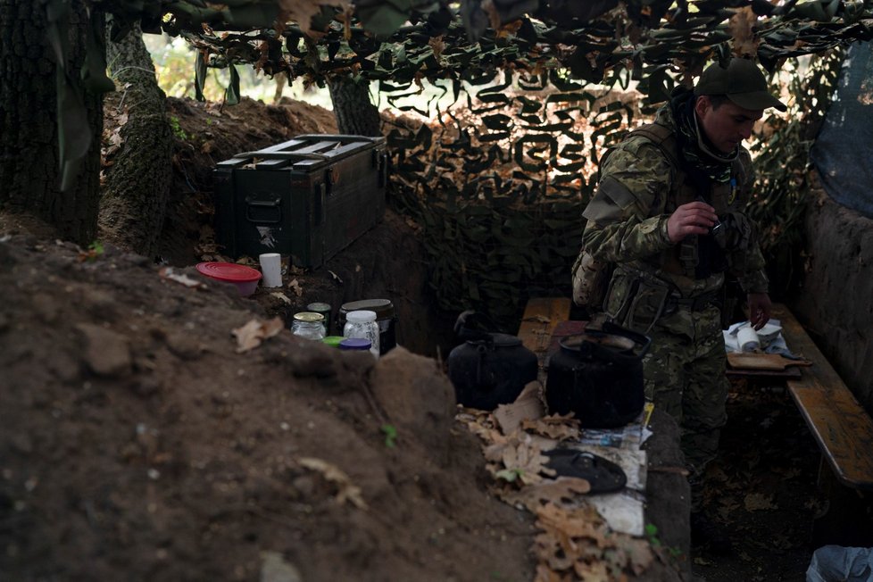 Válka na Ukrajině: Ukrajinci prohledávají ruské zákopy v Chersonu (12.10.2022).
