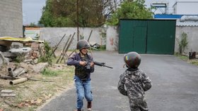Válka na Ukrajině: Se zbraní na Ukrajině trénují i šestileté děti (22.5.2022)