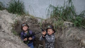 Válka na Ukrajině: Se zbraní na Ukrajině trénují i šestileté děti (22.5.2022)
