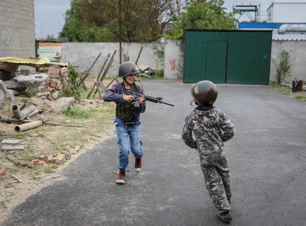 Válka na Ukrajině: Se zbraní na Ukrajině trénují i šestileté děti. (22.5.2022)