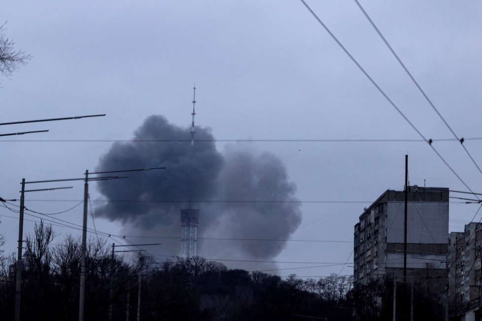 Válka na Ukrajině: Dým stoupající z místa, kde je televizní věž v Kyjevě. (27.4.2022)