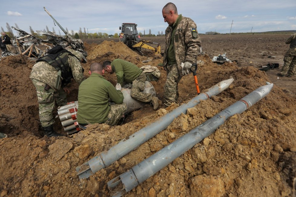 Válka na Ukrajině: Ukrajinští vojáci likvidují ruské střely a bomby (27.4.2022)