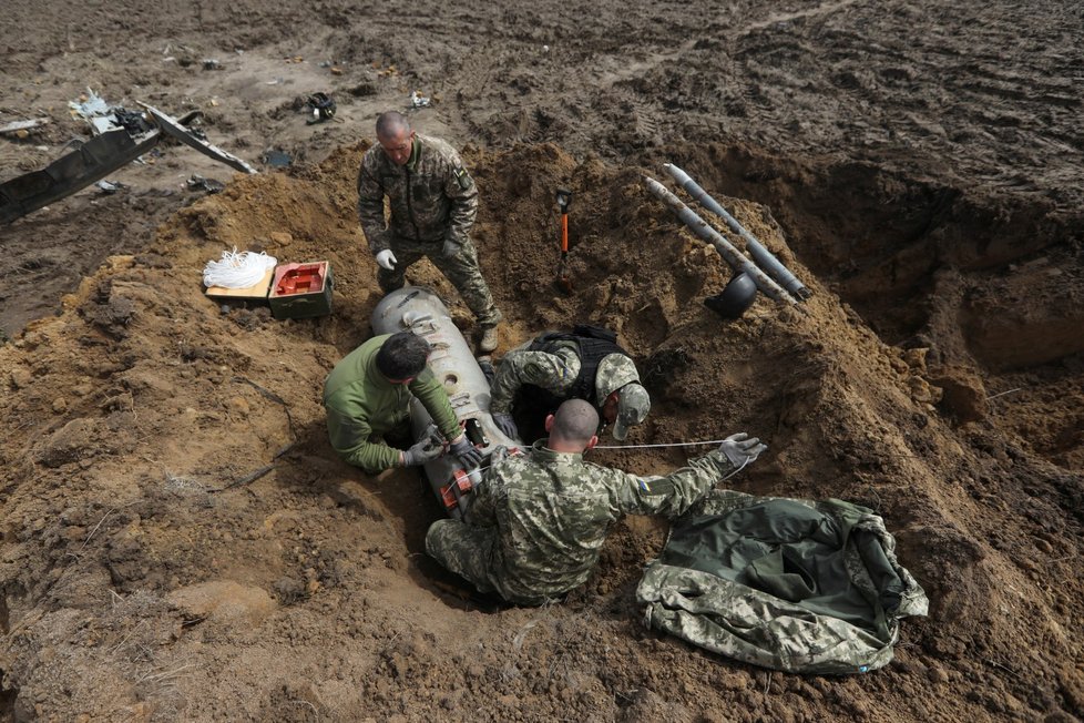 Válka na Ukrajině: Ukrajinští vojáci likvidují ruské střely a bomby (27.4.2022)