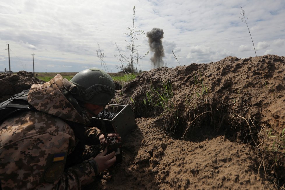 Válka na Ukrajině: Ukrajinští vojáci likvidují ruské střely a bomby. (27.4.2022)