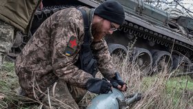 Ukrajinští vojáci před Chersonem, kde očekávají vítězství