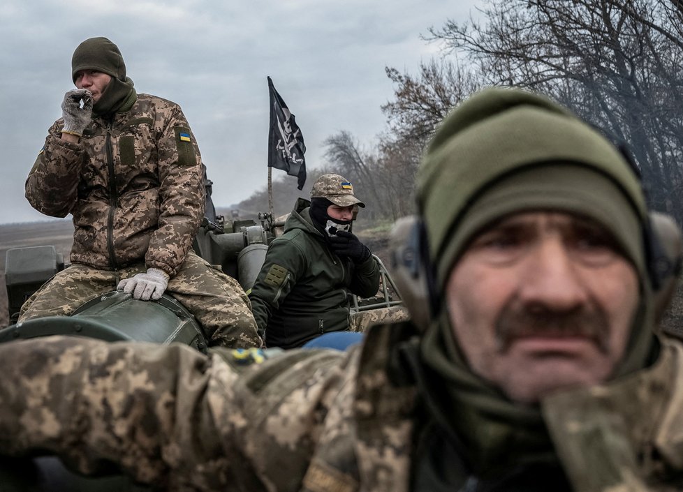 Ukrajinští vojáci před Chersonem, kde očekávají vítězství.