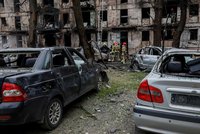 ONLINE: Rusové ostřelovali Kryvyj Rih, poškodili bytovky i školu. A Ukrajinci postupují na jihu
