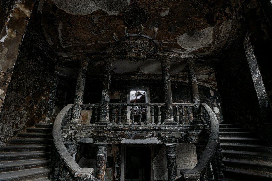 Uvnitř zdevastovaného divadla v ukrajinském městě Mariupol - Mariupol, 8.12. 2022