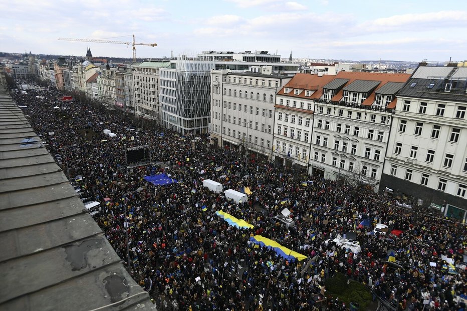 Protest desetitisíců lidí proti ruské invazi na Ukrajinu, kterou pořádal spolek Milion chvilek pro demokracii - Praha, 25.2. 2022