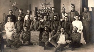Vánoce v zákopech. V roce 1914 zažili vojáci na frontě první svátky