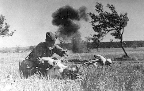 Ošetřování sovětských vojáků při bojích v okolí Slivice, Milína a Březnice.