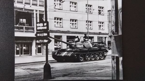 Ruský tank v srpnu 1968 ve Zlíně (tehdy Gottwaldově).