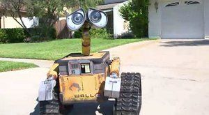 Chlápek si postavil robota Vall-I v životní Vell-I-kostI