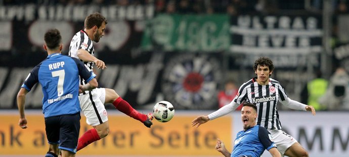 Obránce Frankfurtu Borja Vallejo, který patří Realu Madrid, v bundeslize válí